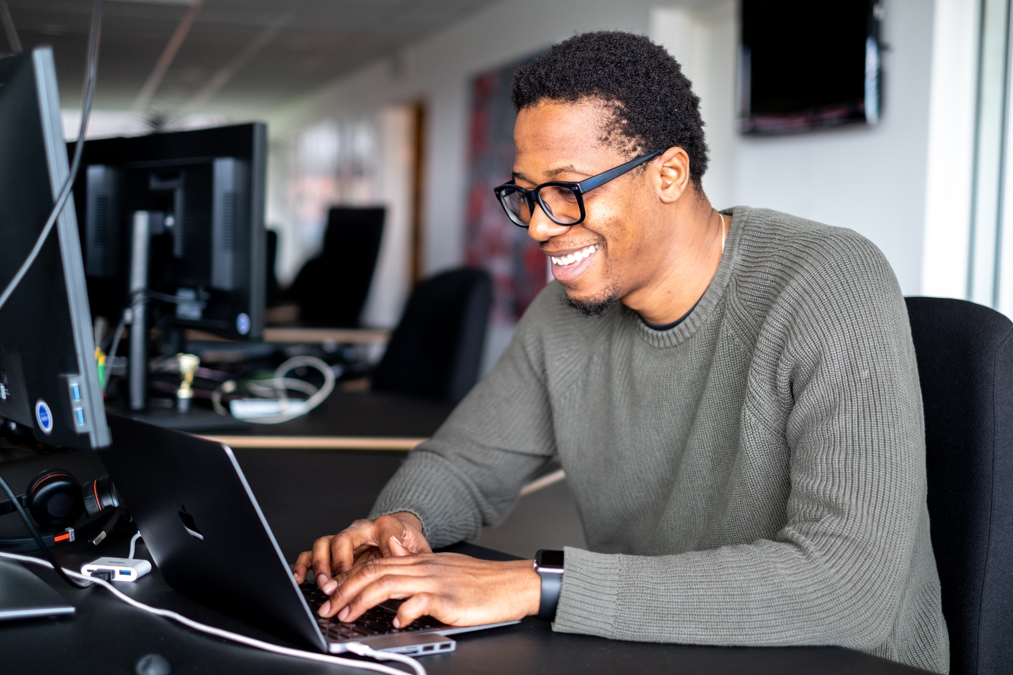 man in front of a screen with great motivation at work